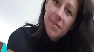 호색한 새엄마는 그의 아버지보다 더 많은 것을 가지고 있기 때문에 의붓 포로노 무료 아들의 거시기를 짜증