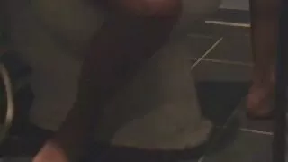 그의 아내가 가게에있는 동안 젊은 야외 포르노 하녀는 소유자에게 항복