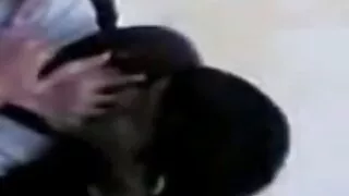 그 남자는 아름다운 금발의 부드러운 음부에 자신의 장치를 jav 무료 심었습니다