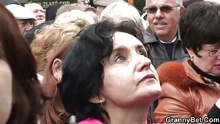 이 사람은 부드러운 금발의 코스프레 포르노 음부에 큰 수탉에 올랐다