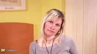 숙련 빠는 anfy vhfmsh 하드 콕에서 귀여운 갈색 머리 카메라 앞에서